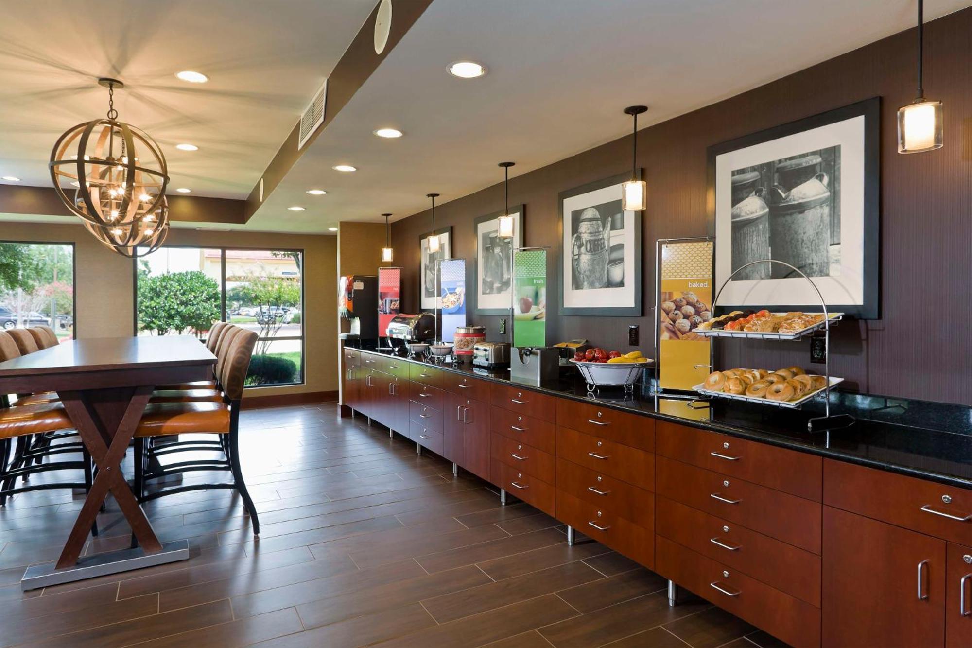Hampton Houston Hotel